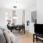 Sanders Downtown Apartment *