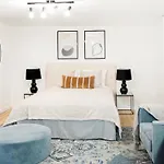 Sanders Downtown Apartment